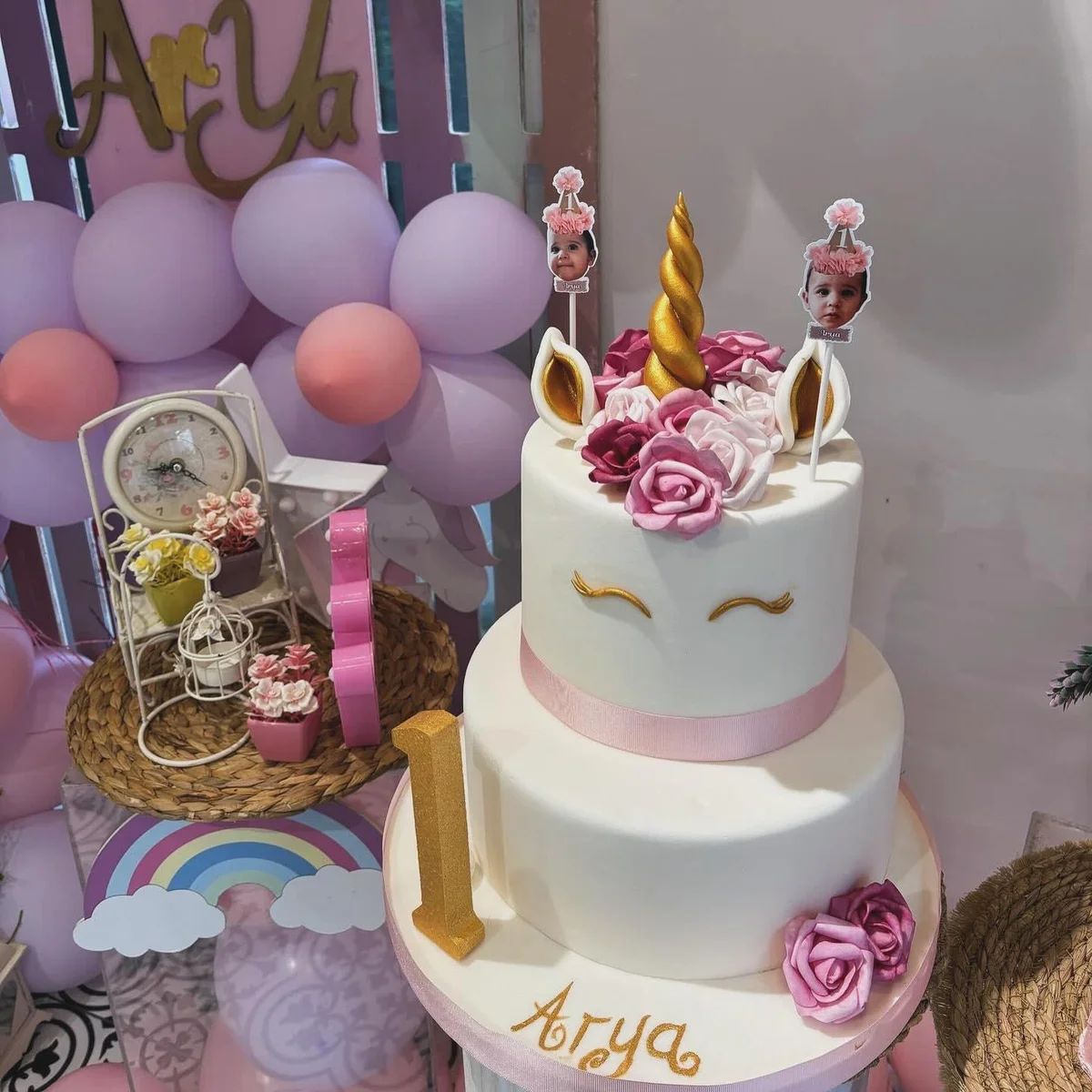 Pembe çiçekli, altın boynuzlu iki katlı unicorn doğum günü pastası